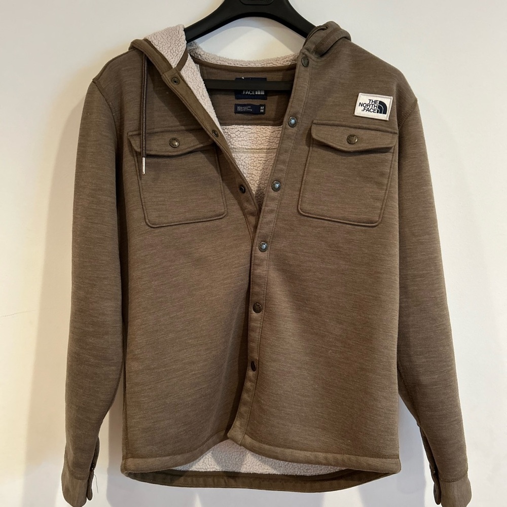 Men’s junior/medium heavy button up light weight coat